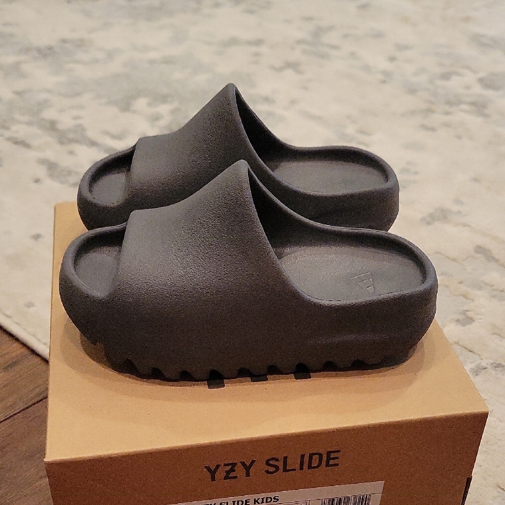 Kids Yeezy Slides Size 10